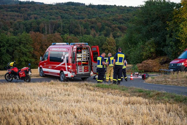 Mehr als 20.000 Quadratmeter Wald in Brand 150 Einsatzkräfte bei Hitze im Großeinsatz In einem Waldgebiet zwischen Bad Schwalbach-Hettenhain und Taunusstein-Seitzenhahn brach am 05.08.2026 gegen 13:20 Uhr ein Waldbrand aus. Ein Fichtenbestand stand beim Eintreffen der Einsatzkräfte bis in die Baumkronen in Flammen, Wind sorgte für eine schnelle Ausbreitung auf über 20.000 Quadratmeter. Der größte Brandbereich war zu diesem Zeitpunkt weitgehend eingedämmt, galt jedoch weiterhin nicht als unter Kontrolle, da Wind und Funkenflug neue Spotfeuer entstehen ließen. Rund 150 Einsatzkräfte aus dem Rheingau-Taunus-Kreis und aus Wiesbaden waren im Einsatz, eine Einsatzkraft wurde leicht verletzt. Bad Schwalbach Hessen Deutschland *** Mo