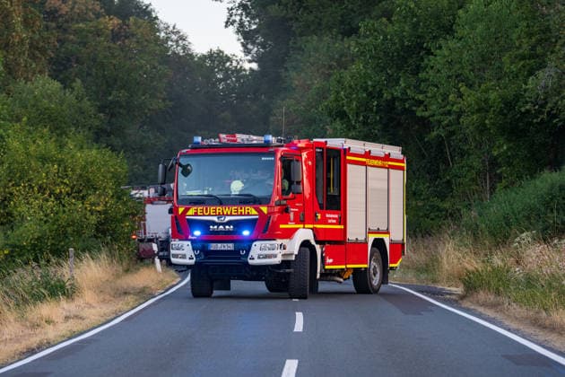 Mehr als 20.000 Quadratmeter Wald in Brand 150 Einsatzkräfte bei Hitze im Großeinsatz In einem Waldgebiet zwischen Bad Schwalbach-Hettenhain und Taunusstein-Seitzenhahn brach am 05.08.2026 gegen 13:20 Uhr ein Waldbrand aus. Ein Fichtenbestand stand beim Eintreffen der Einsatzkräfte bis in die Baumkronen in Flammen, Wind sorgte für eine schnelle Ausbreitung auf über 20.000 Quadratmeter. Der größte Brandbereich war zu diesem Zeitpunkt weitgehend eingedämmt, galt jedoch weiterhin nicht als unter Kontrolle, da Wind und Funkenflug neue Spotfeuer entstehen ließen. Rund 150 Einsatzkräfte aus dem Rheingau-Taunus-Kreis und aus Wiesbaden waren im Einsatz, eine Einsatzkraft wurde leicht verletzt. Bad Schwalbach Hessen Deutschland *** Mo