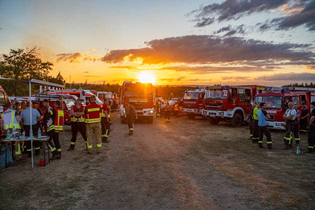 Mehr als 20.000 Quadratmeter Wald in Brand 150 Einsatzkräfte bei Hitze im Großeinsatz In einem Waldgebiet zwischen Bad Schwalbach-Hettenhain und Taunusstein-Seitzenhahn brach am 05.08.2026 gegen 13:20 Uhr ein Waldbrand aus. Ein Fichtenbestand stand beim Eintreffen der Einsatzkräfte bis in die Baumkronen in Flammen, Wind sorgte für eine schnelle Ausbreitung auf über 20.000 Quadratmeter. Der größte Brandbereich war zu diesem Zeitpunkt weitgehend eingedämmt, galt jedoch weiterhin nicht als unter Kontrolle, da Wind und Funkenflug neue Spotfeuer entstehen ließen. Rund 150 Einsatzkräfte aus dem Rheingau-Taunus-Kreis und aus Wiesbaden waren im Einsatz, eine Einsatzkraft wurde leicht verletzt. Bad Schwalbach Hessen Deutschland *** Mo