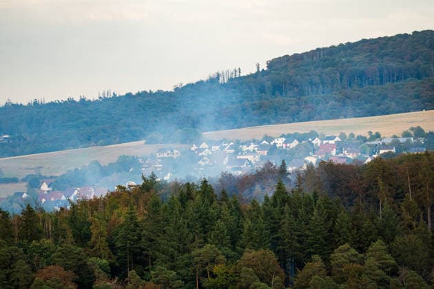 Mehr als 20.000 Quadratmeter Wald in Brand 150 Einsatzkräfte bei Hitze im Großeinsatz In einem Waldgebiet zwischen Bad Schwalbach-Hettenhain und Taunusstein-Seitzenhahn brach am 05.08.2026 gegen 13:20 Uhr ein Waldbrand aus. Ein Fichtenbestand stand beim Eintreffen der Einsatzkräfte bis in die Baumkronen in Flammen, Wind sorgte für eine schnelle Ausbreitung auf über 20.000 Quadratmeter. Der größte Brandbereich war zu diesem Zeitpunkt weitgehend eingedämmt, galt jedoch weiterhin nicht als unter Kontrolle, da Wind und Funkenflug neue Spotfeuer entstehen ließen. Rund 150 Einsatzkräfte aus dem Rheingau-Taunus-Kreis und aus Wiesbaden waren im Einsatz, eine Einsatzkraft wurde leicht verletzt. Bad Schwalbach Hessen Deutschland *** Mo