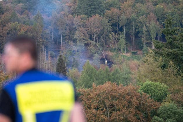 Mehr als 20.000 Quadratmeter Wald in Brand 150 Einsatzkräfte bei Hitze im Großeinsatz In einem Waldgebiet zwischen Bad Schwalbach-Hettenhain und Taunusstein-Seitzenhahn brach am 05.08.2026 gegen 13:20 Uhr ein Waldbrand aus. Ein Fichtenbestand stand beim Eintreffen der Einsatzkräfte bis in die Baumkronen in Flammen, Wind sorgte für eine schnelle Ausbreitung auf über 20.000 Quadratmeter. Der größte Brandbereich war zu diesem Zeitpunkt weitgehend eingedämmt, galt jedoch weiterhin nicht als unter Kontrolle, da Wind und Funkenflug neue Spotfeuer entstehen ließen. Rund 150 Einsatzkräfte aus dem Rheingau-Taunus-Kreis und aus Wiesbaden waren im Einsatz, eine Einsatzkraft wurde leicht verletzt. Bad Schwalbach Hessen Deutschland *** Mo