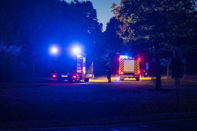 Mehr als 20.000 Quadratmeter Wald in Brand 150 Einsatzkräfte bei Hitze im Großeinsatz In einem Waldgebiet zwischen Bad Schwalbach-Hettenhain und Taunusstein-Seitzenhahn brach am 05.08.2026 gegen 13:20 Uhr ein Waldbrand aus. Ein Fichtenbestand stand beim Eintreffen der Einsatzkräfte bis in die Baumkronen in Flammen, Wind sorgte für eine schnelle Ausbreitung auf über 20.000 Quadratmeter. Der größte Brandbereich war zu diesem Zeitpunkt weitgehend eingedämmt, galt jedoch weiterhin nicht als unter Kontrolle, da Wind und Funkenflug neue Spotfeuer entstehen ließen. Rund 150 Einsatzkräfte aus dem Rheingau-Taunus-Kreis und aus Wiesbaden waren im Einsatz, eine Einsatzkraft wurde leicht verletzt. Bad Schwalbach Hessen Deutschland *** Mo