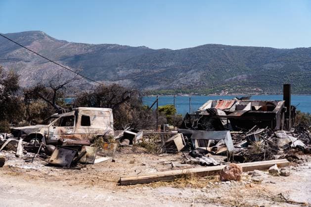 Residents return to wildfire-ravaged homes in western Attica PORTO GERMENO, WEST ATTICA, GREECE AUGUST 5, 2026: Extensive destruction caused by a major wildfire is seen in Porto Germeno, western Attica, four days after the fire swept through the area. More than 50 homes sustained damage ranging from partial destruction to complete collapse. Recovery and assessment operations continue as crews clear debris and inspection teams from Greece s General Secretariat for Natural Disaster Recovery evaluate damaged properties. Parts of the area remain without electricity and running water while restoration efforts continue. Porto Germeno Greece Copyright: x xRomanosxLioutasx xJNAxPressx