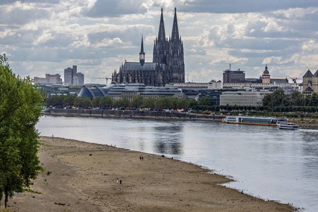 Ausgetrocknetes Rheinbett bei Rekord-Niedrigwasser vor dem Kölner Dom Blick von der Zoobrücke in Köln auf das ausgetrocknete Flussbett des Rheins, im Hintergrund der Kölner Dom. Mit einem Pegelstand von 69 cm am Pegel Köln erreicht das Niedrigwasser den bisherigen historischen Tiefstwert vom 23. Oktober 2018 ein neuer Rekord rückt in greifbare Nähe. Köln Zoobrücke Nordrhein-Westfalen Deutschland *** The dried-up Rhine riverbed during record-low water levels in front of Cologne Cathedral; view from the Zoobrücke in Cologne of the dried-up riverbed of the Rhine, with Cologne Cathedral in the background. With a water level of 69 cm at the Cologne gauge, the low water level has reached the previous all-time low set on October 23, 2 Copyright: xMarcxJohnx