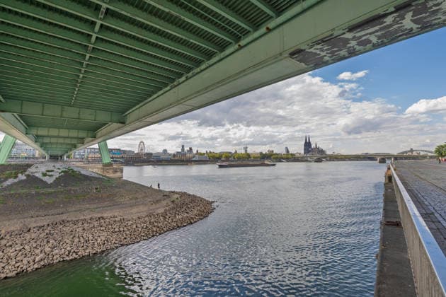 Niedrigwasser am Rhein: Blick unter der Severinsbrücke auf den Rheinauhafen Blick vom Deutzer Rheinufer unterhalb der Severinsbrücke auf den Rhein und den Rheinauhafen und dem Kölner Dom. Bei einem Pegelstand von 69 cm am Pegel Köln liegt die Steinböschung des Ufers weiträumig trocken das Niedrigwasser erreicht den bisherigen historischen Tiefstwert vom 23. Oktober 2018. Köln Deutz Nordrhein-Westfalen Deutschland *** Low water levels on the Rhine; view of the Rheinauhafen from beneath the Severinsbrücke; view from the Deutz bank of the Rhine, below the Severinsbrücke, of the Rhine, the Rheinauhafen, and Cologne Cathedral. With the water level at 69 cm at the Cologne gauge, the stone embankment along the riverbank is largely dry; Copyright: xMarcxJohnx