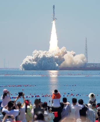 Smart Dragon-3 Carrier Rocket Launched HAIYANG, CHINA - AUGUST 5, 2026 - The audience watched the Smart Dragon-3 carrier rocket being launched from the Dongfang Space Port rocket launch ship at the seaside of Haiyang City, Shandong Province, China on August 5, 2026. Haiyang Shandong China  Copyright: xCFOTOx i1786003513983