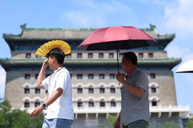 BEIJING, CHINA - AUGUST 05: Residents walk under the sun during a heatwave on August 5, 2026 in Beijing, China. The Beijing Observatory recorded a temperature of 35.5 degrees Celsius with a heat index reaching 40.1 degrees Celsius, while the monitoring station in Shibalidian, Chaoyang District registered 38.4 degrees Celsius.  Copyright: xBeijingxYouthxDailyx 111658271815