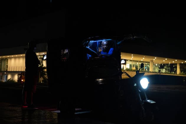 Cuba hit by another nationwide blackout after power grid collapses HAVANA, CUBA - AUGUST 5: Cuba s National Electric System (SEN) suffered another disconnection on Monday while efforts were still underway to restore the grid following the previous night s total blackout in Havana, Cuba on August 5, 2026. The Electric Union (UNE) attributed this new setback to weather conditions that struck an unstable grid, knocking out part of the generation capacity that had already been brought back online. Angelo Mastrascusa Anadolu Havana Cuba. Editorial use only. Please get in touch for any other usage.  Copyright: x2026xAnadoluxAngeloxMastrascusax