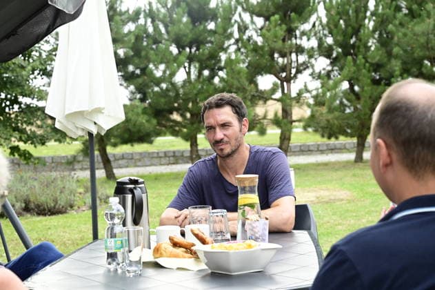 Felix Neureuther beim ARD-Dreh unsereKinder bei Familie Kaspschik in Meuselwitz bei Reichenbach O. L. am 05.08.2026 *** Felix Neureuther during the ARD filming of *UnsereKinder* at the Kaspschik family’s home in Meuselwitz near Reichenbach O L on August 5, 2026 Copyright: xMatthiasxWehnertx