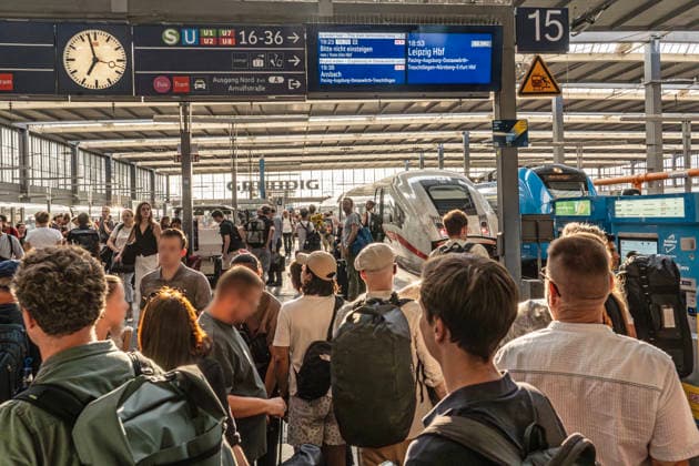 Münchner Hauptbahnhof, Reisende eilen zu ihren Zügen, abends um 19 Uhr, München, August 2026 Deutschland, München, August 2026, Münchner Hauptbahnhof, Reisende eilen zu ihren Zügen, an Gleis 15 steht ein ICE nach Leipzig kurz vor der Abfahrt, abends um kurz vor 19 Uhr, Bahnverkehr, Fernverkehr, DB, Deutsche Bahn, Sommer, Bayern, bayerisch, *** Munich Central Station, travelers rushing to their trains, 7:00 p.m., Munich, August 2026, Germany, Munich, August 2026, Munich Central Station, travelers rushing to their trains; an ICE bound for Leipzig is on Track 15, about to depart, shortly before 7:00 p.m., rail traffic, long-distance rail service, DB, Deutsche Bahn, summer, Bavaria, Bavarian,