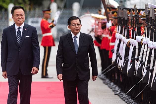 News Bilder des Tages August 6, 2026, Bangkok, Thailand: Min Aung Hlaing (R), President of Myanmar, and Anutin Charnvirakul (L), Thailand Prime Minister, inspect the guard of honor during a welcoming ceremony..Min Aung Hlaing, President of Myanmar, is on an official visit to Thailand, aiming to re-engage diplomatically with Thailand. Bangkok Thailand - ZUMAs197 20260806_aaa_s197_012 Copyright: xPeeraponxBoonyakiatx