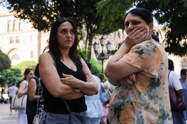 ARMENIA, YEREVAN - AUGUST 6, 2026: Women take part in a rally outside the Government House to protest an amendment reducing the term of mandatory military service in Armenia from two to 1.5 years but excluding those conscripted earlier than 1 January 2026 Yerevan Armenia  - ZUMAt113 20260806_zaa_t113_012 Copyright: xAlexanderxPatrinx