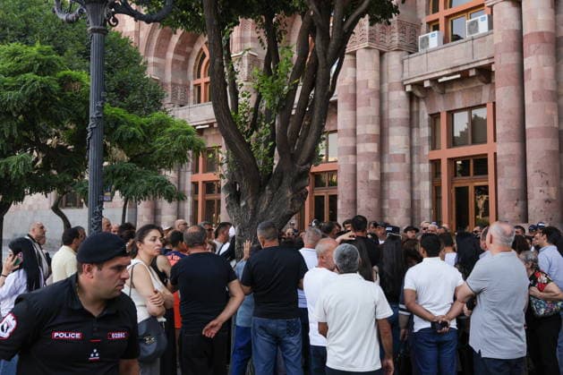 ARMENIA, YEREVAN - AUGUST 6, 2026: A rally takes place outside the Government House to protest an amendment reducing the term of mandatory military service in Armenia from two to 1.5 years but excluding those conscripted earlier than 1 January 2026 Yerevan Armenia  - ZUMAt113 20260806_zaa_t113_014 Copyright: xAlexanderxPatrinx