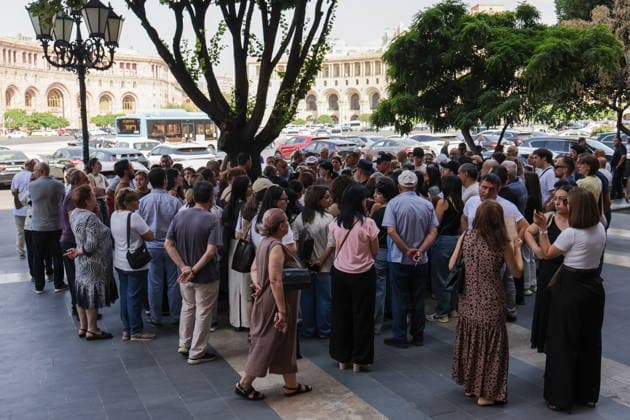 ARMENIA, YEREVAN - AUGUST 6, 2026: A rally takes place outside the Government House to protest an amendment reducing the term of mandatory military service in Armenia from two to 1.5 years but excluding those conscripted earlier than 1 January 2026 Yerevan Armenia  - ZUMAt113 20260806_zaa_t113_015 Copyright: xAlexanderxPatrinx
