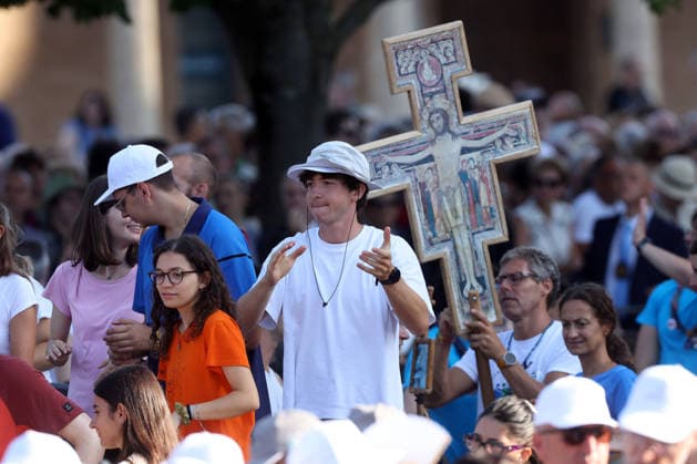 IPA87272449 - Assisi, Italy, August 6, 2026: Young people and the faithful sing and dance as they await the pope. The Holy Father Leo XIV meets with young people participating in the GO! Franciscan Youth Meeting 2026 at the Basilica of Santa Maria degli Angeli in Assisi. The event brings together young people from various countries for a time of prayer, reflection, and fellowship inspired by Franciscan spirituality.  Copyright: xmarcoxiacobuccix xmarcoxiacobuccix 87272449