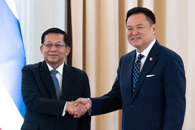 President of Myanmar, Min Aung Hlaing on an official visit in Bangkok, Thailand - 6 August 2026 Min Aung Hlaing (L), President of Myanmar, shakes hands with Anutin Charnvirakul (R), after a signing ceremony. Min Aung Hlaing, President of Myanmar, is on an official visit to Thailand, aiming to re-engage diplomatically with Thailand. Bangkok Thailand Copyright: xPeeraponxBoonyakiatx xSOPAxImagesx Peerapon-Boonyakiat-1441049