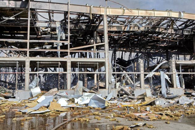 A logistics complex is destroyed by a Russian missile strike in the village of Chaiky, Kyiv region, Ukraine, August 5, 2026. A direct hit triggered a large-scale fire that destroyed the main warehouse hub. Parking areas and freight vehicles also caught fire. (Photo by Volodymyr Tarasov Ukrinform) Russian missile strike hits logistics complex in Kyiv region  Copyright: xVolodymyrxTarasovx