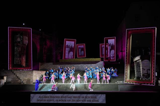 Erfurt - Domstufen Festspiele 05.08.2026, Erfurt, Domplatz, Domstufen Festspiele, Jesus Christ Superstar - Rockoper von Andrew Lloyd Webber Musikalische Leitung - Clemens Fieguth Inszenierung - Peter Lund Buehnenbild - Hank Irwin Kittel Kostueme - Ulrike Reinhardt Choreografie - Bart De Clercq im Bild: Szene aus der Rockoper mit Lukas Mayer als Jesus Christus und Mate Solyom-Nagy als Herodes Antipas *** Erfurt Cathedral Steps Festival, August 5, 2026, Erfurt, Domplatz, Cathedral Steps Festival, Jesus Christ Superstar, a rock opera by Andrew Lloyd Webber; Musical Director: Clemens Fieguth; Director: Peter Lund; Set Design: Hank Irwin Kittel; Costumes: Ulrike Reinhardt; Choreography: Bart De Clercq; Pictured: A scene from the rock