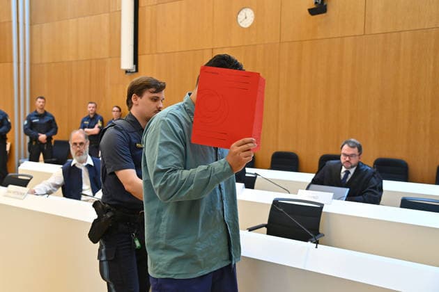 Der Angeklagte wird von Justizbeamten in den Verhandlungssaal gefuehrt. Urteil im Strafverfahren gegen Farhad Noori wegen Mordes u.a.(Seidlstrasse) am 06.08.2026 vor dem Oberlandesgericht Muenchen *** The defendant is escorted into the courtroom by court officers. The verdict in the criminal case against Farhad Noori for murder, among other charges, related to the Seidlstrasse incident will be handed down on August 6, 2026, at the Munich Higher Regional Court.
