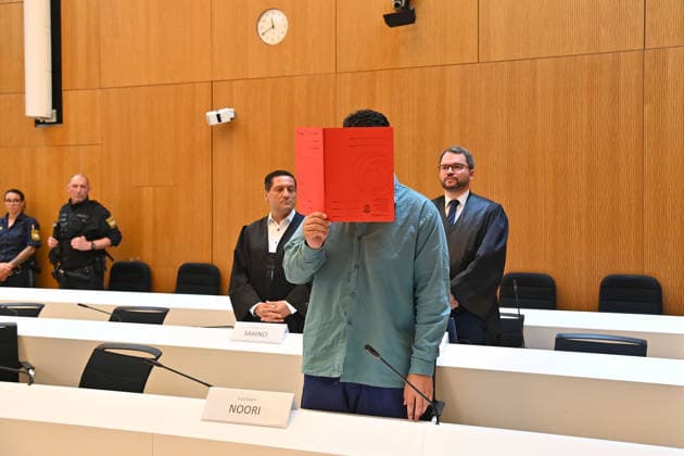 Der Angeklagte im Verhandlungssaal, verbirgt sein Gesicht hinter einem Schnellhefter. Urteil im Strafverfahren gegen Farhad Noori wegen Mordes u.a.(Seidlstrasse) am 06.08.2026 vor dem Oberlandesgericht Muenchen *** The defendant in the courtroom hides his face behind a binder. Judgment in the criminal case against Farhad Noori for murder, among other charges, on Seidlstrasse on August 6, 2026, before the Munich Higher Regional Court