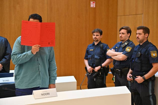 Der Angeklagte im Verhandlungssaal, verbirgt sein Gesicht hinter einem Schnellhefter. Urteil im Strafverfahren gegen Farhad Noori wegen Mordes u.a.(Seidlstrasse) am 06.08.2026 vor dem Oberlandesgericht Muenchen *** The defendant in the courtroom hides his face behind a binder. Judgment in the criminal case against Farhad Noori for murder, among other charges, on Seidlstrasse on August 6, 2026, before the Munich Higher Regional Court