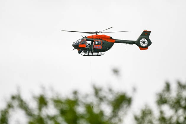 Übung für den Ernstfall: Bundeswehr-Heli und Hilfsorganisation, Ein SAR-Rettungshubschrauber vom Typ Airbus H145 der Bundeswehr übt gemeinsam mit Rettungshundestaffeln der Bergwacht und der Malteser in einem Steinbruch bei Bartholomä. Trainiert werden unter anderem die Zusammenarbeit der Einsatzkräfte sowie die Suche und Rettung von vermissten oder verletzten Personen in schwierigem Gelände. Bartholomä Baden-Württemberg Deutschland Bartholomä *** Emergency Drill: German Armed Forces Helicopter and Aid Organization, A Bundeswehr Airbus H145 SAR rescue helicopter is conducting a drill together with search-and-rescue dog teams from the Mountain Rescue Service and the Malteser in a quarry near Bartholomä. Among other things, the drill Copyright: x xonw-imagesx x-x