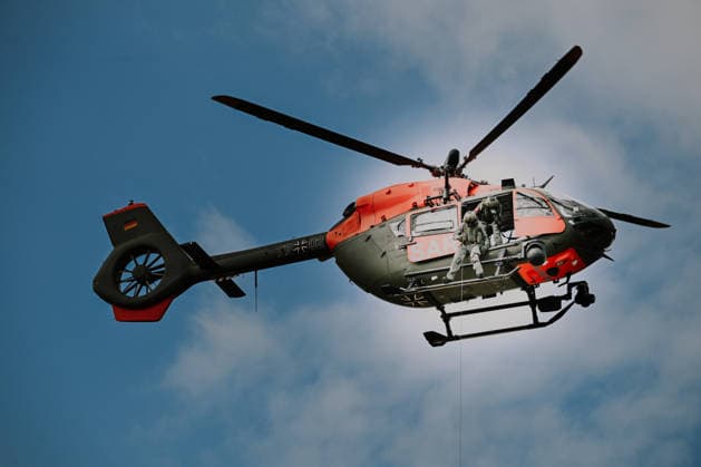 Übung für den Ernstfall: Bundeswehr-Heli und Hilfsorganisation, Ein SAR-Rettungshubschrauber vom Typ Airbus H145 der Bundeswehr übt gemeinsam mit Rettungshundestaffeln der Bergwacht und der Malteser in einem Steinbruch bei Bartholomä. Trainiert werden unter anderem die Zusammenarbeit der Einsatzkräfte sowie die Suche und Rettung von vermissten oder verletzten Personen in schwierigem Gelände. Bartholomä Baden-Württemberg Deutschland Bartholomä *** Emergency Drill: German Armed Forces Helicopter and Aid Organization, A Bundeswehr Airbus H145 SAR rescue helicopter is conducting a drill together with search-and-rescue dog teams from the Mountain Rescue Service and the Malteser in a quarry near Bartholomä. Among other things, the drill Copyright: x xonw-imagesx x-x
