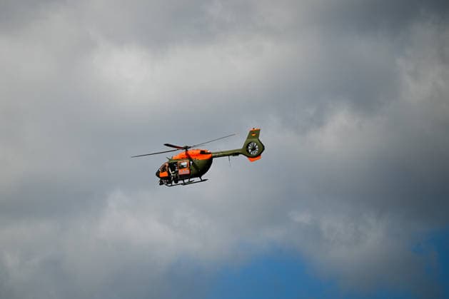 Übung für den Ernstfall: Bundeswehr-Heli und Hilfsorganisation, Ein SAR-Rettungshubschrauber vom Typ Airbus H145 der Bundeswehr übt gemeinsam mit Rettungshundestaffeln der Bergwacht und der Malteser in einem Steinbruch bei Bartholomä. Trainiert werden unter anderem die Zusammenarbeit der Einsatzkräfte sowie die Suche und Rettung von vermissten oder verletzten Personen in schwierigem Gelände. Bartholomä Baden-Württemberg Deutschland Bartholomä *** Emergency Drill: German Armed Forces Helicopter and Aid Organization, A Bundeswehr Airbus H145 SAR rescue helicopter is conducting a drill together with search-and-rescue dog teams from the Mountain Rescue Service and the Malteser in a quarry near Bartholomä. Among other things, the drill Copyright: x xonw-imagesx x-x