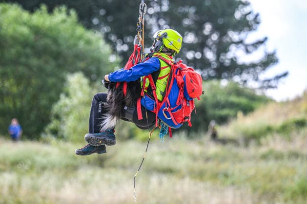 Übung für den Ernstfall: Bundeswehr-Heli und Hilfsorganisation, Ein SAR-Rettungshubschrauber vom Typ Airbus H145 der Bundeswehr übt gemeinsam mit Rettungshundestaffeln der Bergwacht und der Malteser in einem Steinbruch bei Bartholomä. Trainiert werden unter anderem die Zusammenarbeit der Einsatzkräfte sowie die Suche und Rettung von vermissten oder verletzten Personen in schwierigem Gelände. Bartholomä Baden-Württemberg Deutschland Bartholomä *** Emergency Drill: German Armed Forces Helicopter and Aid Organization, A Bundeswehr Airbus H145 SAR rescue helicopter is conducting a drill together with search-and-rescue dog teams from the Mountain Rescue Service and the Malteser in a quarry near Bartholomä. Among other things, the drill Copyright: x xonw-imagesx x-x