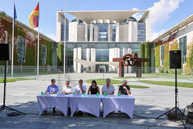 Berlin, Deutschland, 06.08.2026: Bundeskanzleramt: Pressestatement zum Hitzegipfel: L-R: BUND-Vorsitzender Olaf Bandt, AWO-Vorständin Claudia Mandrysch, Stefan Rahmstorf, Klimaschutzaktivistin Luisa Neubauer, Max Bürck-Gemassmer und Ralf Behring *** Berlin, Germany, August 6, 2026 Federal Chancellery Press Statement on the Heat Summit: L R BUND Chair Olaf Bandt, AWO Board Member Claudia Mandrysch, Stefan Rahmstorf, climate activist Luisa Neubauer, Max Bürck Gemassmer, and Ralf Behring Copyright: xdtsxNachrichtenagenturx dts_129437