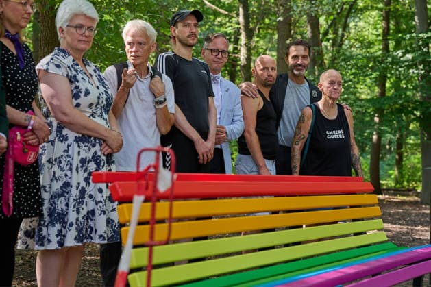 Nach der Attacke auf den Berliner Christopher Street Day (CSD) wird am Donnerstag (06.08.2026) im Tiergarten ein neuer Baum am Anschlagsort gepflanzt. Ein franzoesischer Ahorn ersetzt den Baum, der infolge des Anschlags gefaellt wurde. Der Baum soll ein schuetzendes Metallgitter erhalten, an dem Karten, Fotos, Blumen und persoenliche Botschaften angebracht werden koennen. Neben dem Baum stellt das Bezirksamt eine Bank in den Farben des Regenbogens auf (im Foto 2.vl. Stefanie Remlinger, Bezirksbuergermeisterin von Berlin-Mitte (Buendnis 90 Die Gruenen), 2.vr. Alfonso Pantisano, Queerbeauftragte des Landes Berlin). Diese soll zum Innehalten, Verweilen und zur stillen Anteilnahme einladen und Solidaritaet mit der queeren Community zum Ausdruck Copyright: epd-bild ChristianxDitsch D26D0806CSDAnschlagGedenkort110622