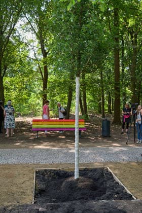 Nach der Attacke auf den Berliner Christopher Street Day (CSD) wird am Donnerstag (06.08.2026) im Tiergarten ein neuer Baum am Anschlagsort gepflanzt. Ein franzoesischer Ahorn ersetzt den Baum, der infolge des Anschlags gefaellt wurde. Der Baum soll ein schuetzendes Metallgitter erhalten, an dem Karten, Fotos, Blumen und persoenliche Botschaften angebracht werden koennen. Neben dem Baum stellt das Bezirksamt eine Bank in den Farben des Regenbogens auf. Diese soll zum Innehalten, Verweilen und zur stillen Anteilnahme einladen und Solidaritaet mit der queeren Community zum Ausdruck bringen. (Siehe epd-Meldung vom 06.08.2026) EDITORIAL USE ONLY *** Following the attack on Berlin’s Christopher Street Day (CSD), a new tree will be planted on Thu Copyright: epd-bild ChristianxDitsch D26D0806CSDAnschlagGedenkort111014