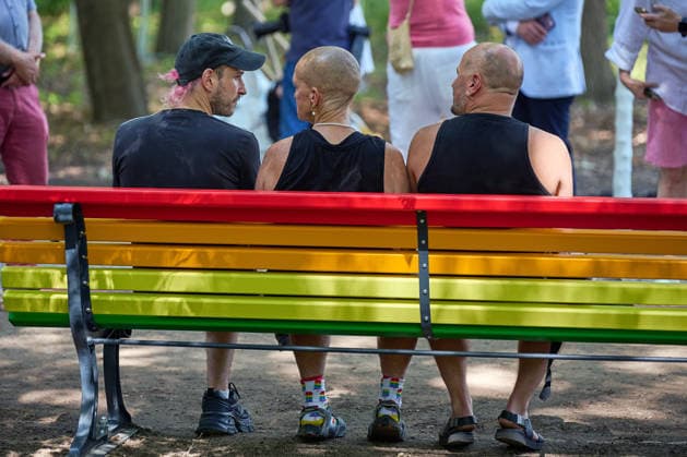 Nach der Attacke auf den Berliner Christopher Street Day (CSD) wird am Donnerstag (06.08.2026) im Tiergarten ein neuer Baum am Anschlagsort gepflanzt. Ein franzoesischer Ahorn ersetzt den Baum, der infolge des Anschlags gefaellt wurde. Neben dem Baum stellt das Bezirksamt eine Bank in den Farben des Regenbogens auf (Foto). Diese soll zum Innehalten, Verweilen und zur stillen Anteilnahme einladen und Solidaritaet mit der queeren Community zum Ausdruck bringen. (Siehe epd-Meldung vom 06.08.2026) EDITORIAL USE ONLY *** Following the attack on Berlin’s Christopher Street Day (CSD), a new tree will be planted on Thursday, August 6, 2026, at the site of the attack in Tiergarten. A French maple will replace the tree which was felled as a result of Copyright: epd-bild ChristianxDitsch D26D0806CSDAnschlagGedenkort111706