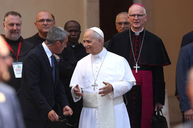 IPA87274852 - Assisi, Italy, August 6, 2026: At the end of Mass, the Pope steps out to greet the faithful. The Holy Father Leo XIV meets with young people participating in the GO! Franciscan Youth Meeting 2026 at the Basilica of Santa Maria degli Angeli in Assisi. The event brings together young people from various countries for a time of prayer, reflection, and sharing inspired by Franciscan spirituality.  Copyright: xmarcoxiacobuccix xmarcoxiacobuccix 87274852
