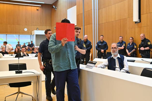 Der Angeklagte wird von Justizbeamten in den Verhandlungssaal gefuehrt. Urteil im Strafverfahren gegen Farhad Noori wegen Mordes u.a.(Seidlstrasse) am 06.08.2026 vor dem Oberlandesgericht Muenchen *** The defendant is escorted into the courtroom by court officers. The verdict in the criminal case against Farhad Noori for murder, among other charges, related to the Seidlstrasse incident will be handed down on August 6, 2026, at the Munich Higher Regional Court.