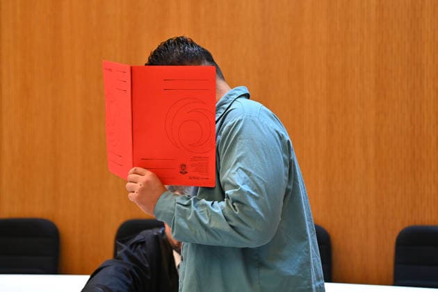 Der Angeklagte im Verhandlungssaal, verbirgt sein Gesicht hinter einem Schnellhefter. Urteil im Strafverfahren gegen Farhad Noori wegen Mordes u.a.(Seidlstrasse) am 06.08.2026 vor dem Oberlandesgericht Muenchen *** The defendant in the courtroom hides his face behind a binder. Judgment in the criminal case against Farhad Noori for murder, among other charges, on Seidlstrasse on August 6, 2026, before the Munich Higher Regional Court
