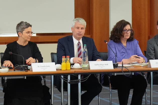 Spitzengespraech Niedrigwasser mit Verkehrsminister Bilger Auftaktfotos mit Bundesverkehrsminister Bilger vor dem Spizengespraech Niedrigwasser im Zusammenhang mit dem Rhein-Niedrigwasser im Bundesministerium fuer Verkehr, Bonn, 06.08.2026 Bonn Nordrhein-Westfalen Deutschland *** High-Level Meeting on Low Water Levels with Transportation Minister Bilger Opening photos with Federal Transportation Minister Bilger prior to the high-level meeting on low water levels in connection with the Rhine Low water levels at the Federal Ministry of Transportation, Bonn, August 6, 2026 Bonn, North Rhine-Westphalia, Germany