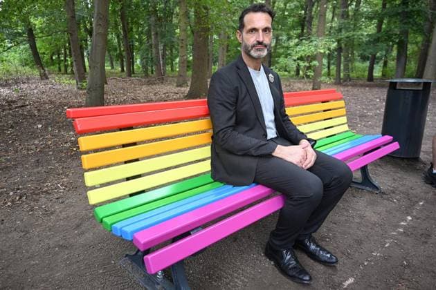 CSD Anschlag: Baum und Regenbogenbank werden am Unglücksort aufgestellt ** NUR FÜR REDAKTIONELLE ZWECKE ** EDITORIAL USE ONLY **<p>CSD Anschlag: Baum und Regenbogenbank werden am Unglücksort aufgestellt, fotografiert am 06.08.2026 in Berlin. Berlin Berlin Berlin Copyright: MaurizioxGambarini *** CSD memorial tree and rainbow bench are being set up at the scene of the accident ** FOR EDITORIAL USE ONLY ** EDITORIAL USE ONLY ** p CSD memorial tree and rainbow bench are being set up at the site of the accident, photographed on August 6, 2026, in Berlin Berlin Berlin Berlin Copyright MaurizioxGambarini Copyright: MaurizioxGambarini doc871h1nbalyrv2uzrswg ,EDITORIAL USE ONLY