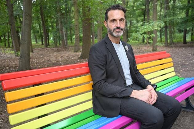 CSD Anschlag: Baum und Regenbogenbank werden am Unglücksort aufgestellt ** NUR FÜR REDAKTIONELLE ZWECKE ** EDITORIAL USE ONLY **<p>CSD Anschlag: Baum und Regenbogenbank werden am Unglücksort aufgestellt, fotografiert am 06.08.2026 in Berlin. Berlin Berlin Berlin Copyright: MaurizioxGambarini *** CSD memorial tree and rainbow bench are being set up at the scene of the accident ** FOR EDITORIAL USE ONLY ** EDITORIAL USE ONLY ** p CSD memorial tree and rainbow bench are being set up at the scene of the accident, photographed on August 6, 2026, in Berlin Berlin Berlin Berlin Copyright MaurizioxGambarini Copyright: MaurizioxGambarini doc871h1nfd220pzu8zt59 ,EDITORIAL USE ONLY