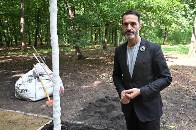CSD Anschlag: Baum und Regenbogenbank werden am Unglücksort aufgestellt ** NUR FÜR REDAKTIONELLE ZWECKE ** EDITORIAL USE ONLY **<p>CSD Anschlag: Baum und Regenbogenbank werden am Unglücksort aufgestellt, fotografiert am 06.08.2026 in Berlin. Berlin Berlin Berlin Copyright: MaurizioxGambarini *** CSD memorial tree and rainbow bench are being set up at the scene of the accident ** FOR EDITORIAL USE ONLY ** EDITORIAL USE ONLY ** p CSD memorial tree and rainbow bench are being set up at the scene of the accident, photographed on August 6, 2026, in Berlin Berlin Berlin Berlin Copyright MaurizioxGambarini Copyright: MaurizioxGambarini doc871h3i9hrgo1am41zubf ,EDITORIAL USE ONLY