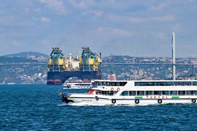 World s 3rd largest crane ship Saipem 7000 transits Bosphorus Strait in Istanbul ISTANBUL, TURKIYE - AUGUST 06: A general view of the semi-submersible crane and pipe-laying vessel Saipem 7000, the world s third-largest crane ship, as it transits the Bosphorus in Istanbul, Turkiye, on August 06, 2026. Cem Tekkesinoglu Anadolu Istanbul Turkey. Editorial use only. Please get in touch for any other usage.  Copyright: x2026xAnadoluxCemxTekkesinoglux