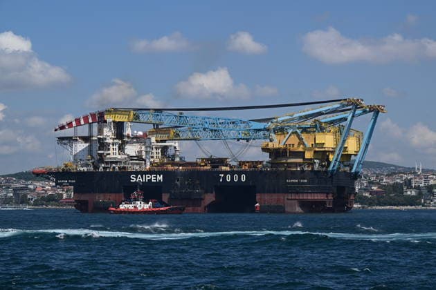 World s 3rd largest crane ship Saipem 7000 transits Bosphorus Strait in Istanbul ISTANBUL, TURKIYE - AUGUST 06: A general view of the semi-submersible crane and pipe-laying vessel Saipem 7000, the world s third-largest crane ship, as it transits the Bosphorus in Istanbul, Turkiye, on August 06, 2026. Murat Sengul Anadolu Istanbul Turkey. Editorial use only. Please get in touch for any other usage.  Copyright: x2026xAnadoluxMuratxSengulx