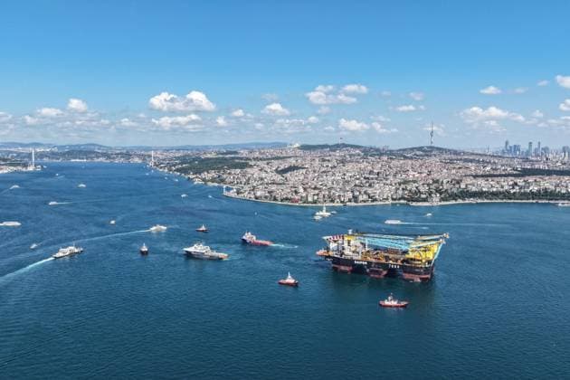 World s 3rd largest crane ship Saipem 7000 transits Bosphorus ISTANBUL, TURKIYE - AUGUST 06: A general view of the semi-submersible crane and pipe-laying vessel Saipem 7000, the world s third-largest crane ship, as it transits the Bosphorus, in Istanbul, Turkiye, on August 06, 2026. Cem Tekkesinoglu Anadolu Istanbul Turkey. Editorial use only. Please get in touch for any other usage.  Copyright: x2026xAnadoluxCemxTekkesinoglux