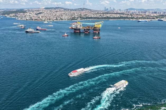 World s 3rd largest crane ship Saipem 7000 transits Bosphorus ISTANBUL, TURKIYE - AUGUST 06: A general view of the semi-submersible crane and pipe-laying vessel Saipem 7000, the world s third-largest crane ship, as it transits the Bosphorus, in Istanbul, Turkiye, on August 06, 2026. Cem Tekkesinoglu Anadolu Istanbul Turkey. Editorial use only. Please get in touch for any other usage.  Copyright: x2026xAnadoluxCemxTekkesinoglux