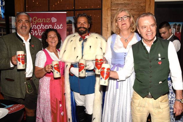 Organisatoren Oliver Barbara Wendel Wirt Augustiner am Platzl Josef Daser als Kini- Koenig Ludwig II. Elisabeth Kreutzkamm-Aumüller Conditorei Gregor Lembke Wirt Augustiner am Dom Vorstand Muenchner Innenstadtwirtesprecher Muenchen 06.08.2026 Zum Spöckmeier Pressekonferenz zur Wirtshauswiesn Ganz Muenchen ist Wiesn Foto Muenchen *** Organizers: Oliver, Barbara, Wendel; Augustiner pub owner at the Platzl; Josef Daser as Kini; King Ludwig II; Elisabeth Kreutzkamm Aumüller; Gregor Lembke’s Pastry Shop; Augustiner pub owner at the Cathedral; Board of Directors; Spokesperson for Munich’s Downtown Pub Owners; Munich, August 6, 2026; Spöckmeier PressPress Conference on the Wirtshauswiesn All of Munich is Wiesn Photo: Munich