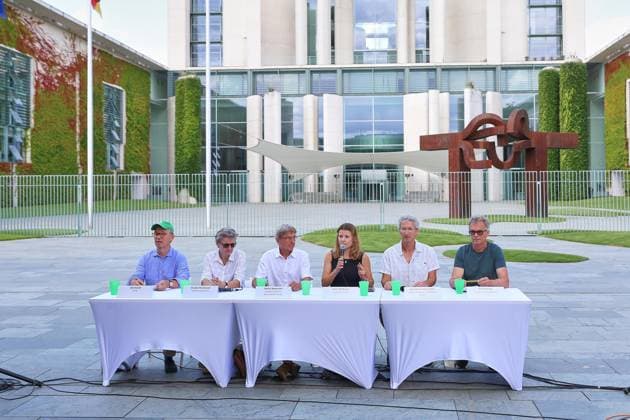 News Bilder des Tages Berlin, Deutschland, 06.08.2026: Bundeskanzleramt: Klimabündnis fordert Hitzegipfel: L-R: BUND-Vorsitzender Olaf Bandt, AWO-Vorständin Claudia Mandrysch, Stefan Rahmstorf, Potsdam-Institut für Klimafolgenforschung , Klimaschutzaktivistin Luisa Neubauer, Max Bürck-Gemassmer, Allgemeinmediziner und Ralf Behring, Landwirt *** Berlin, Germany, August 6, 2026 Federal Chancellery Climate Alliance Calls for Heat Summit L R BUND Chair Olaf Bandt, AWO Board Member Claudia Mandrysch, Stefan Rahmstorf of the Potsdam Institute for Climate Impact Research, climate activist Luisa Neubauer, Max Bürck Gemassmer, a general practitioner, and Ralf Behring, a farmer Copyright: xdtsxNachrichtenagenturx dts_129446