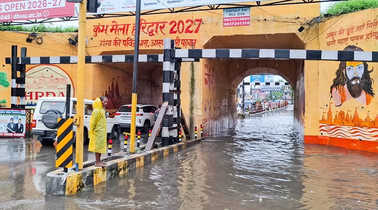 RECORD DATE NOT STATED Rain Lashes Parts of the UK s Haridwar Haridwar, Aug 06 (ANI): Commuters wade through a waterlogged street following continuous rainfall in the city, in Haridwar on Thursday. (ANI Video Grab) Haridwar Uttrakhand India Copyright: xANIx ANI_20260806274