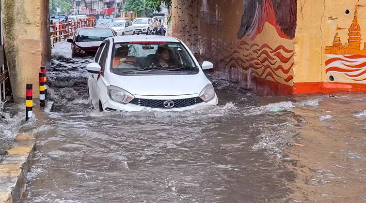 News Bilder des Tages RECORD DATE NOT STATED Rain Lashes Parts of the UK s Haridwar Haridwar, Aug 06 (ANI): Commuters wade through a waterlogged street following continuous rainfall in the city, in Haridwar on Thursday. (ANI Video Grab) Haridwar Uttrakhand India Copyright: xANIx ANI_20260806291