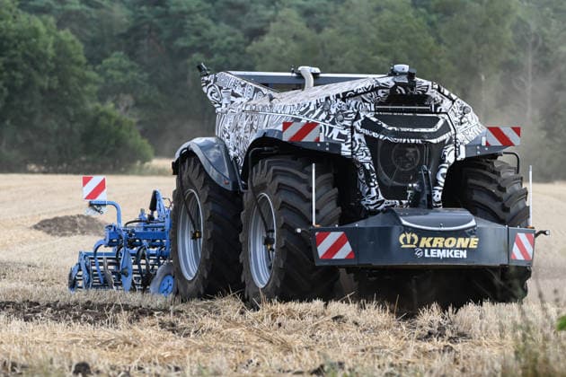 News Bilder des Tages Erlkönig XXL im Emsland unterwegs. Die autonome Landmaschinen der Firmen Krone und Lemken im Testbetrieb auf einem Acker. Der Fahrerkabinenlose, dieselelektrische Geräteträger leistet rund 230 PS, arbeitet selbstständig auf dem Feld und wurde für Bodenbearbeitung, Aussaat, Mäh- und Wendearbeiten entwickelt. Spelle Niedersachsen Deutschland *** Erlkönig XXL on the Move in the Emsland Region: Autonomous agricultural machines from Krone and Lemken undergoing testing in a field. The driverless, diesel-electric implement carrier delivers approximately 230 PS, operates autonomously in the field, and was developed for soil preparation, seeding, mowing, and tilling. Spelle, Lower Saxony, Germany Copyright: xdiebildwerftx