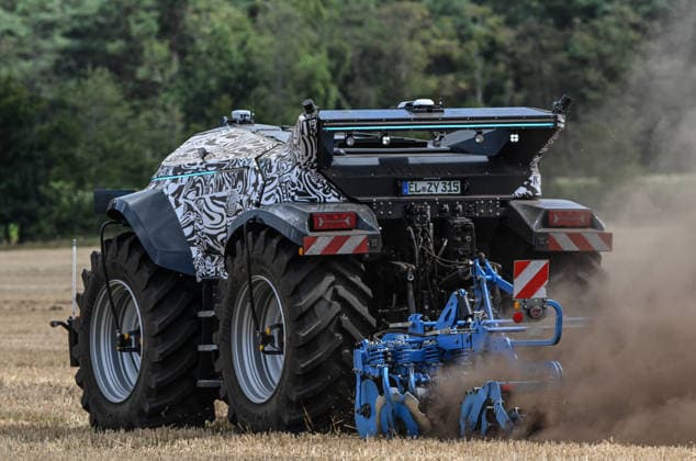 Erlkönig XXL im Emsland unterwegs. Die autonome Landmaschinen der Firmen Krone und Lemken im Testbetrieb auf einem Acker. Der Fahrerkabinenlose, dieselelektrische Geräteträger leistet rund 230 PS, arbeitet selbstständig auf dem Feld und wurde für Bodenbearbeitung, Aussaat, Mäh- und Wendearbeiten entwickelt. Spelle Niedersachsen Deutschland *** Erlkönig XXL on the Move in the Emsland Region: Autonomous agricultural machines from Krone and Lemken undergoing testing in a field. The driverless, diesel-electric implement carrier delivers approximately 230 PS, operates autonomously in the field, and was developed for soil preparation, seeding, mowing, and tilling. Spelle, Lower Saxony, Germany Copyright: xdiebildwerftx